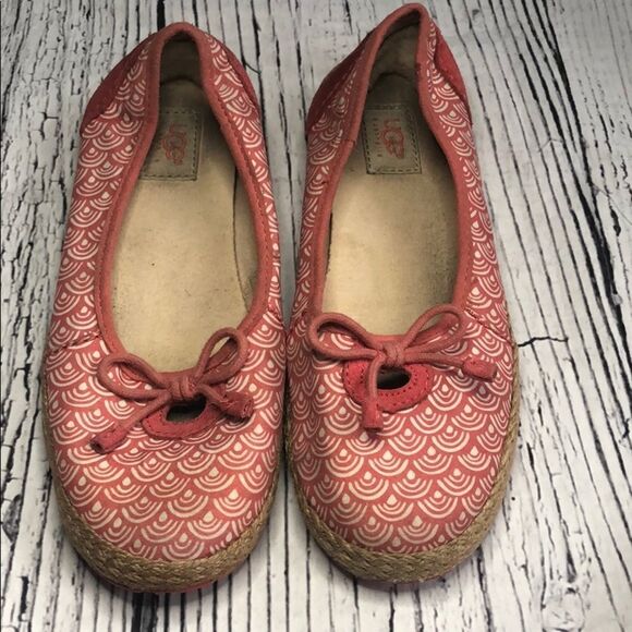 Ugg slip on shoes- size 1 big kids - Picture 2 of 8